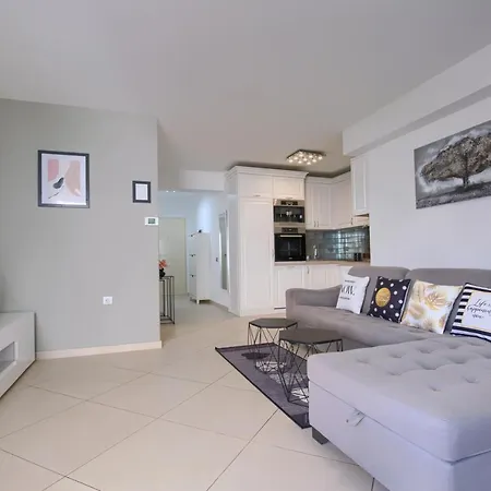 דירה Comfortable Near The פולה