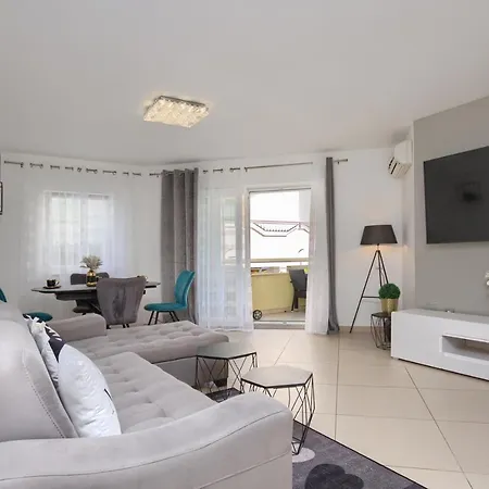 Comfortable Near The פולה